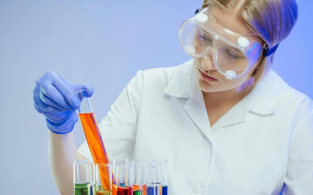 Saúde baseada em evidências e mulher com tubos de ensaio